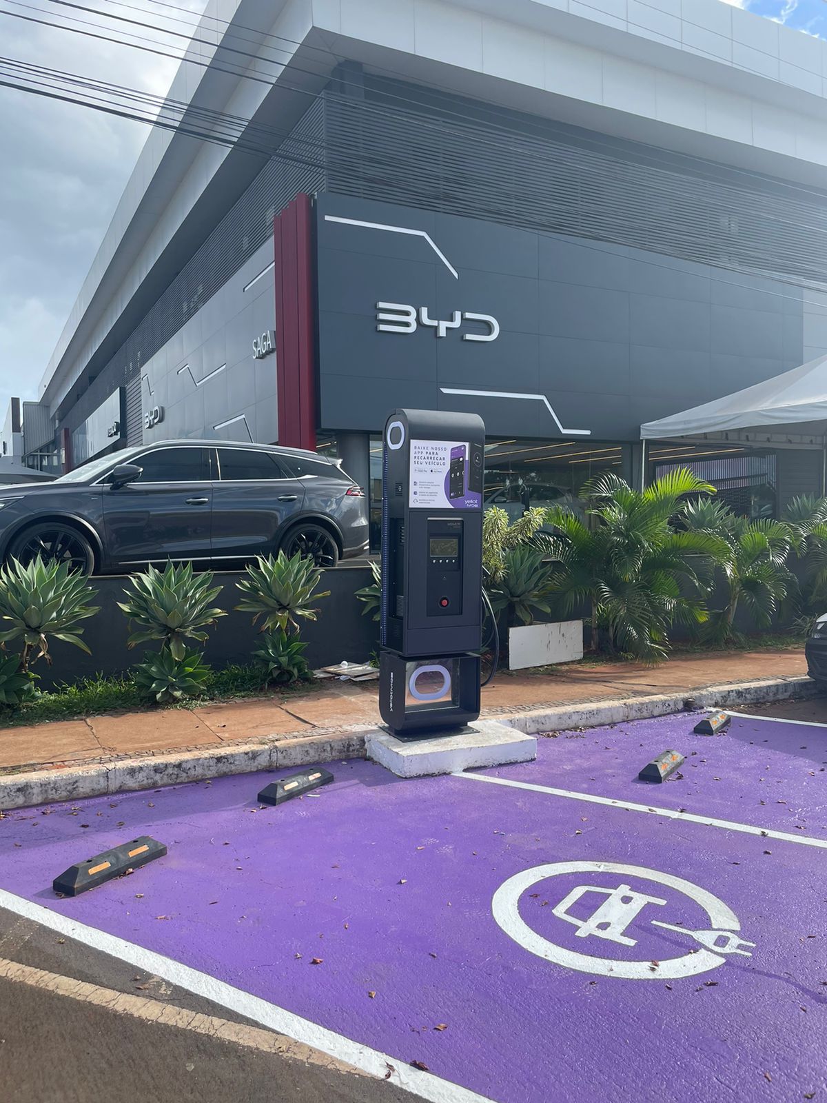 Pessoa carregando veículo elétrico